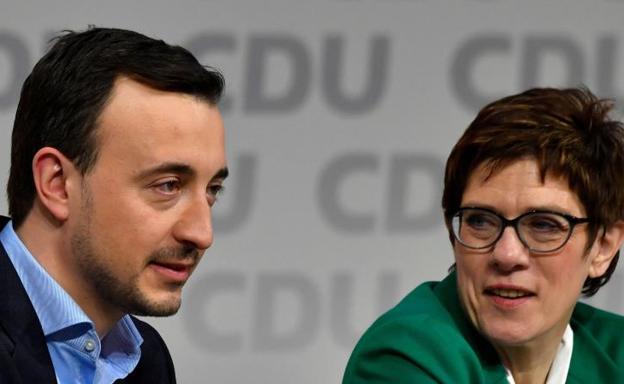 Paul Ziemiak junto a Annegret Kramp-Karrenbauer.