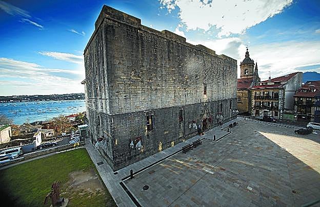 Una vista de la fortaleza militar del Parador de Hondarribia, con la bahía de Txingudi al fondo.