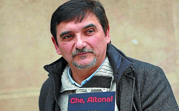 Ángel Mario Fernández sostiene el libro que presenta mañana a las 19.00 en Portalea.