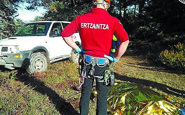 El cuerpo sin vida del cazador fallecido por accidente. 