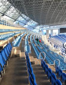 Imagen secundaria 2 - Los operarios han retirado a principios de esta semana los asientos viejos de la Tribuna 