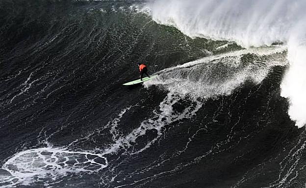 Exhibición de Pierre Rollet en la XIII edición del Punta Galea Challenge de surf de olas grandes