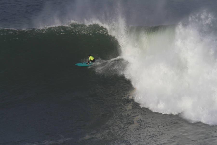 Las previsiones meteorológicas se han cumplido y la XIII edición del Punta Galea Challenge de surf de olas grandes disputada este lunes ha ofrecido un gran espectáculo a los asistentes. Los mejores especialistas de la modalidad se dan han dado cita desde primera hora de la mañana en la prueba, que ha arrastrado a numeroso público hasta los acantilados de Punta Galea