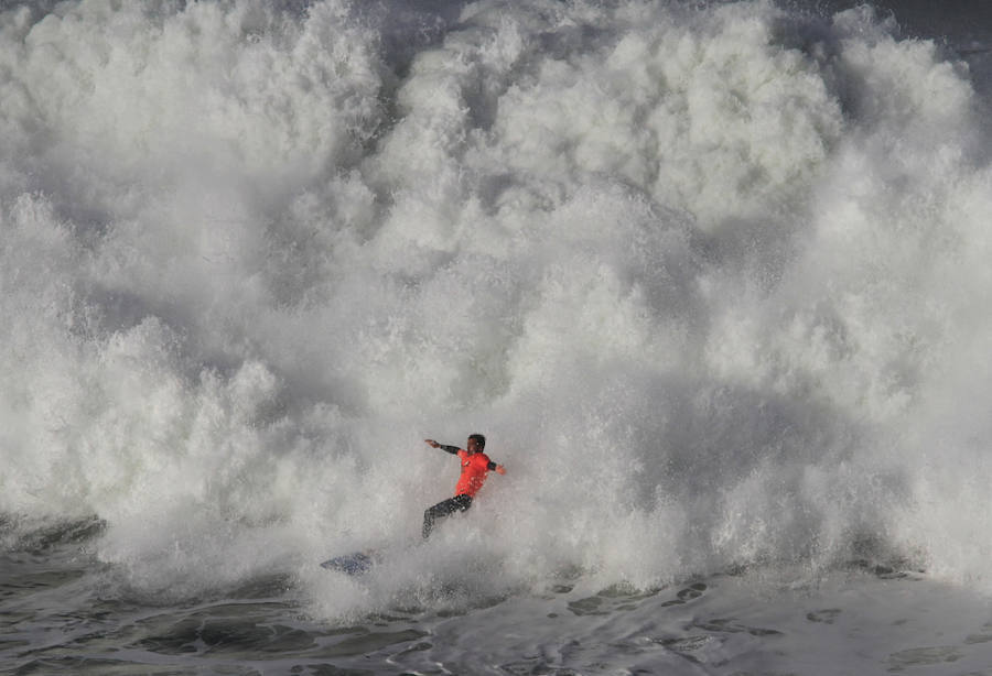 Las previsiones meteorológicas se han cumplido y la XIII edición del Punta Galea Challenge de surf de olas grandes disputada este lunes ha ofrecido un gran espectáculo a los asistentes. Los mejores especialistas de la modalidad se dan han dado cita desde primera hora de la mañana en la prueba, que ha arrastrado a numeroso público hasta los acantilados de Punta Galea