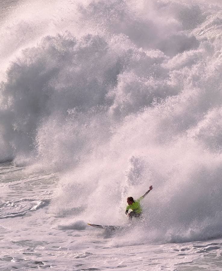 Las previsiones meteorológicas se han cumplido y la XIII edición del Punta Galea Challenge de surf de olas grandes disputada este lunes ha ofrecido un gran espectáculo a los asistentes. Los mejores especialistas de la modalidad se dan han dado cita desde primera hora de la mañana en la prueba, que ha arrastrado a numeroso público hasta los acantilados de Punta Galea