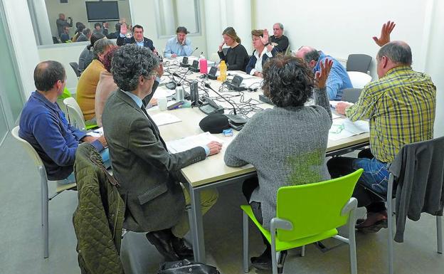 Los grupos municipales votan en la comisión de Hacienda las enmiendas a la totalidad