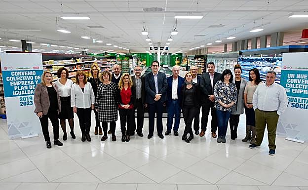 Dirigentes sindicales y de Mercadona se fotografían tras la firma del convenio colectivo en el Centro de Coinnovación del Jarro en Paterna. 