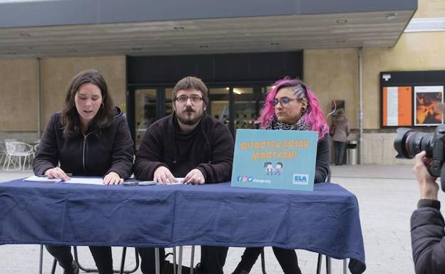 Maddi Aspiazu, de ELA, con Iñigo Otxotorena y Leire, trabajadores de Ubik, el pasado mes de noviembre. 