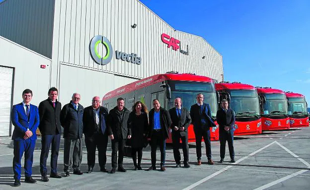 Responsables de CAF, Vectia, Ayuntamiento de Irun y la operadora AUIF en la planta de Vectia con los cuatro autobuses eléctricos que operarán en Irun.