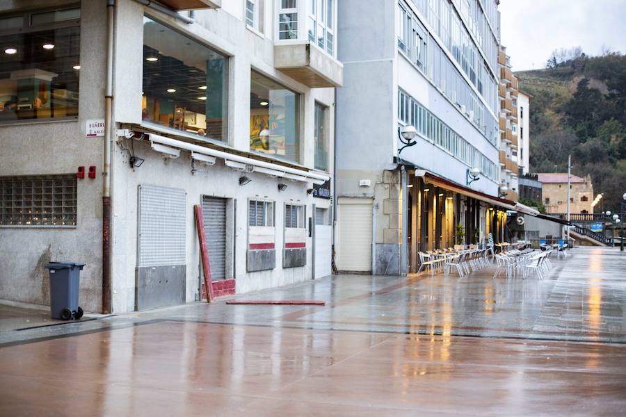 En Zarautz los accesos al paseo marítimo desde el puerto y hasta la zona de La Munoa se han cerrado durante la pleamar de este jueves por la tarde.