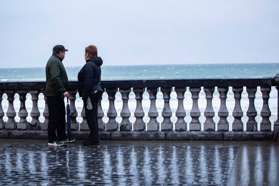 En Zarautz los accesos al paseo marítimo desde el puerto y hasta la zona de La Munoa se han cerrado durante la pleamar de este jueves por la tarde.