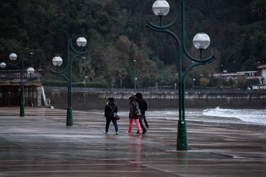 En Zarautz los accesos al paseo marítimo desde el puerto y hasta la zona de La Munoa se han cerrado durante la pleamar de este jueves por la tarde.