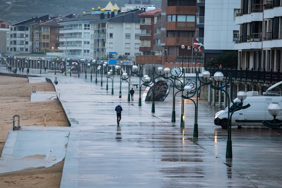 En Zarautz los accesos al paseo marítimo desde el puerto y hasta la zona de La Munoa se han cerrado durante la pleamar de este jueves por la tarde.