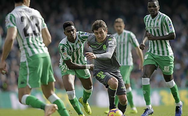 Oyarzabal, rodeado de rivales béticos en el partido liguero del pasado 2 de diciembre