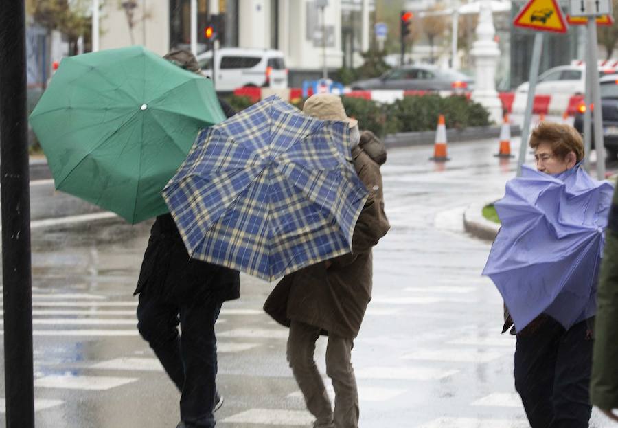 El Departamento vasco de Seguridad mantiene para este jueves tres avisos amarillos: uno para la navegación en las dos primeras millas, otro por fuertes vientos que podrían alcanzar los 100 kilómetros por hora y un tercero por impacto de olas de hasta 5 metros en la costa. A esta situación se unen las intensas precipitaciones.