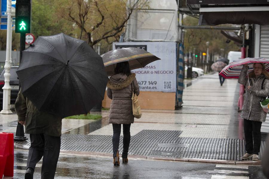 El Departamento vasco de Seguridad mantiene para este jueves tres avisos amarillos: uno para la navegación en las dos primeras millas, otro por fuertes vientos que podrían alcanzar los 100 kilómetros por hora y un tercero por impacto de olas de hasta 5 metros en la costa. A esta situación se unen las intensas precipitaciones.