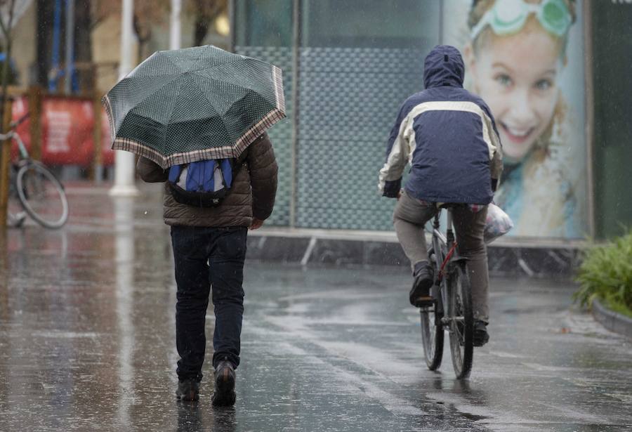 El Departamento vasco de Seguridad mantiene para este jueves tres avisos amarillos: uno para la navegación en las dos primeras millas, otro por fuertes vientos que podrían alcanzar los 100 kilómetros por hora y un tercero por impacto de olas de hasta 5 metros en la costa. A esta situación se unen las intensas precipitaciones.