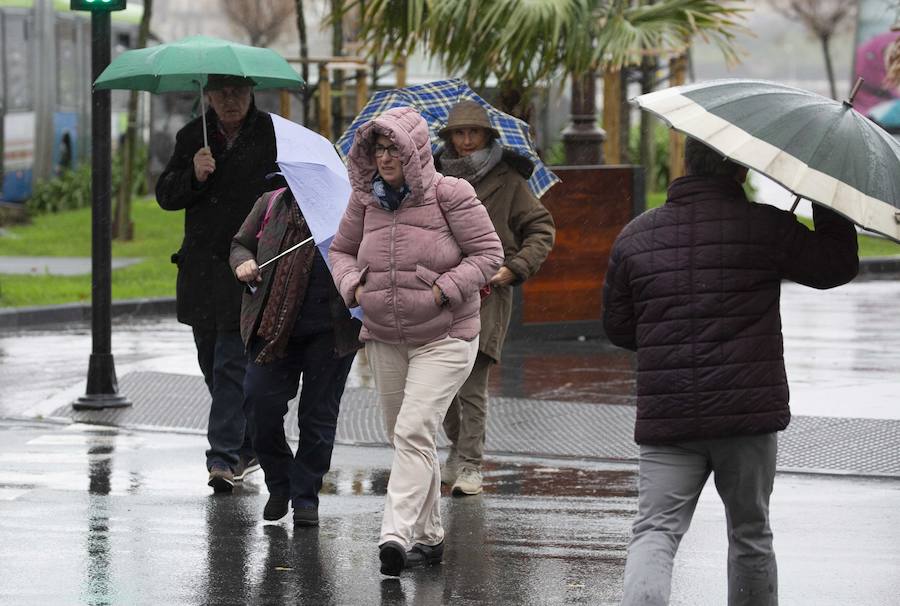 El Departamento vasco de Seguridad mantiene para este jueves tres avisos amarillos: uno para la navegación en las dos primeras millas, otro por fuertes vientos que podrían alcanzar los 100 kilómetros por hora y un tercero por impacto de olas de hasta 5 metros en la costa. A esta situación se unen las intensas precipitaciones.