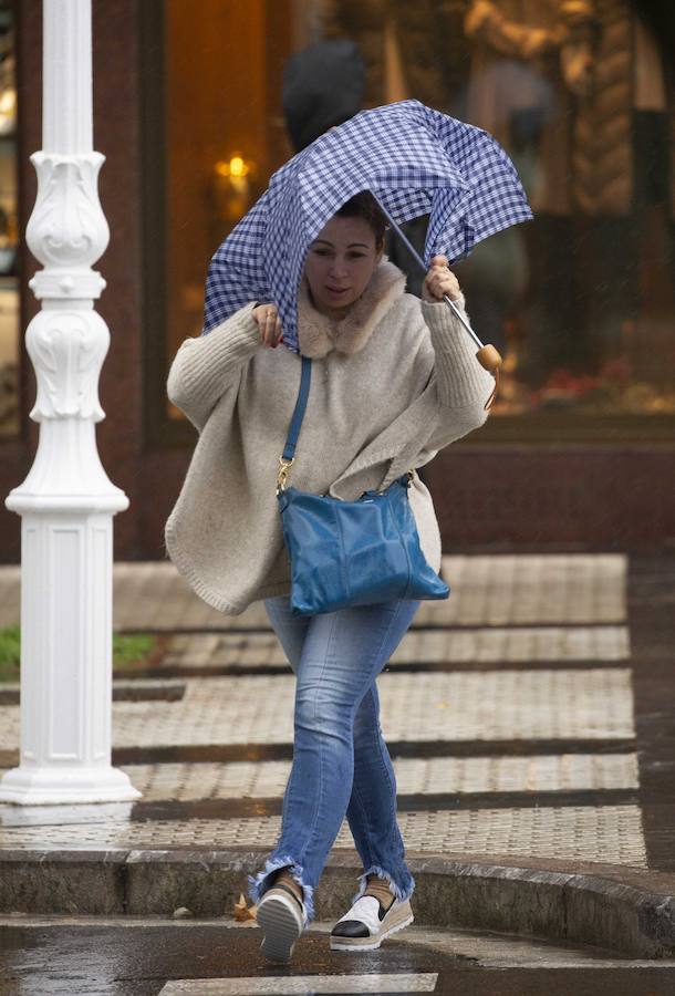 El Departamento vasco de Seguridad mantiene para este jueves tres avisos amarillos: uno para la navegación en las dos primeras millas, otro por fuertes vientos que podrían alcanzar los 100 kilómetros por hora y un tercero por impacto de olas de hasta 5 metros en la costa. A esta situación se unen las intensas precipitaciones.