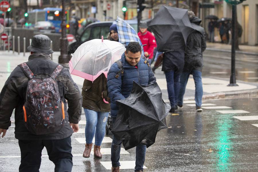 El Departamento vasco de Seguridad mantiene para este jueves tres avisos amarillos: uno para la navegación en las dos primeras millas, otro por fuertes vientos que podrían alcanzar los 100 kilómetros por hora y un tercero por impacto de olas de hasta 5 metros en la costa. A esta situación se unen las intensas precipitaciones.