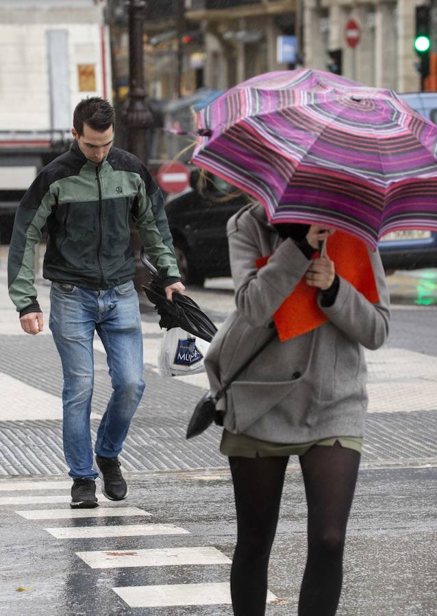 El Departamento vasco de Seguridad mantiene para este jueves tres avisos amarillos: uno para la navegación en las dos primeras millas, otro por fuertes vientos que podrían alcanzar los 100 kilómetros por hora y un tercero por impacto de olas de hasta 5 metros en la costa. A esta situación se unen las intensas precipitaciones.
