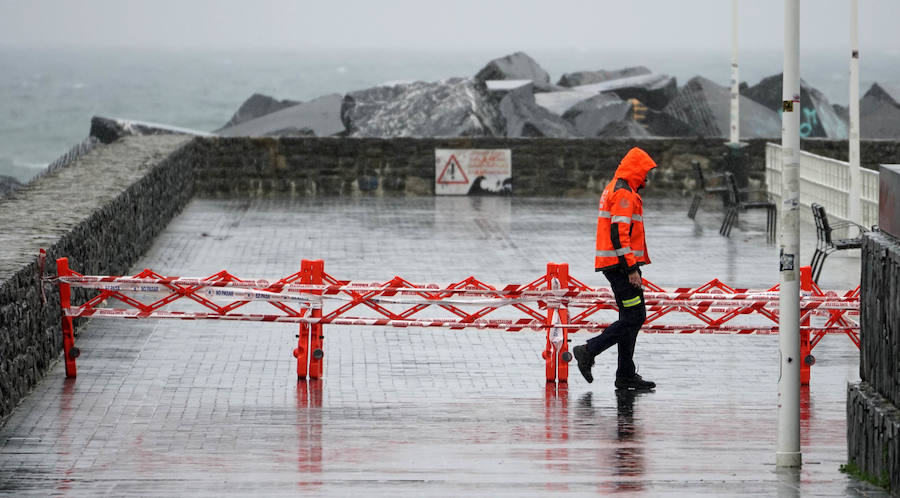 El Departamento vasco de Seguridad mantiene para este jueves tres avisos amarillos: uno para la navegación en las dos primeras millas, otro por fuertes vientos que podrían alcanzar los 100 kilómetros por hora y un tercero por impacto de olas de hasta 5 metros en la costa. A esta situación se unen las intensas precipitaciones. El temporal ha obligado al cierre del Paseo Nuevo para vehículos y peatones hasta las 8.00 horas del viernes