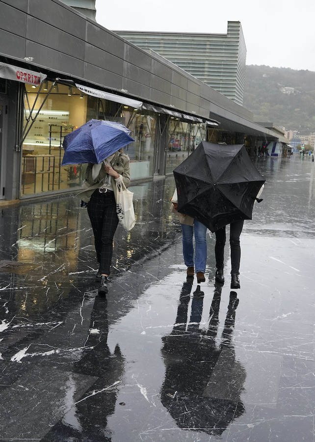 El Departamento vasco de Seguridad mantiene para este jueves tres avisos amarillos: uno para la navegación en las dos primeras millas, otro por fuertes vientos que podrían alcanzar los 100 kilómetros por hora y un tercero por impacto de olas de hasta 5 metros en la costa. A esta situación se unen las intensas precipitaciones. El temporal ha obligado al cierre del Paseo Nuevo para vehículos y peatones hasta las 8.00 horas del viernes
