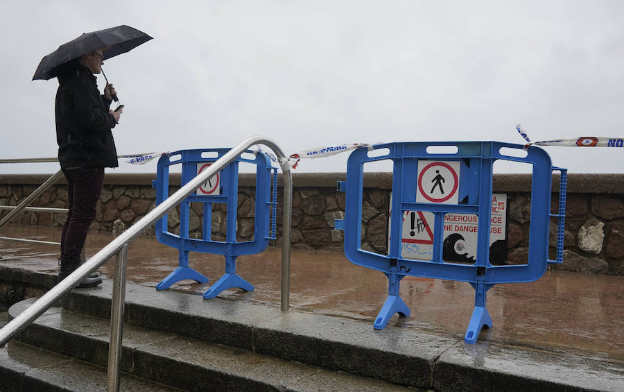 El Departamento vasco de Seguridad mantiene para este jueves tres avisos amarillos: uno para la navegación en las dos primeras millas, otro por fuertes vientos que podrían alcanzar los 100 kilómetros por hora y un tercero por impacto de olas de hasta 5 metros en la costa. A esta situación se unen las intensas precipitaciones. El temporal ha obligado al cierre del Paseo Nuevo para vehículos y peatones hasta las 8.00 horas del viernes