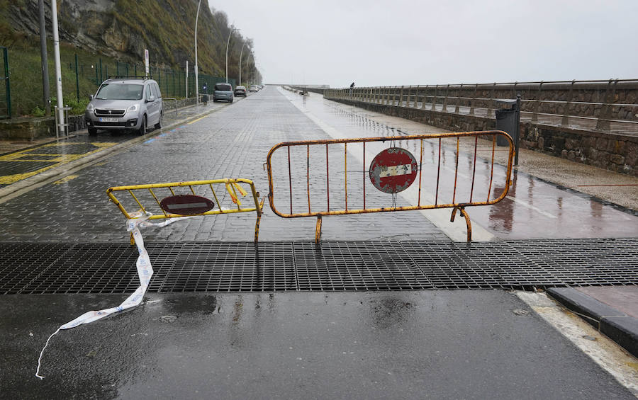 El Departamento vasco de Seguridad mantiene para este jueves tres avisos amarillos: uno para la navegación en las dos primeras millas, otro por fuertes vientos que podrían alcanzar los 100 kilómetros por hora y un tercero por impacto de olas de hasta 5 metros en la costa. A esta situación se unen las intensas precipitaciones. El temporal ha obligado al cierre del Paseo Nuevo para vehículos y peatones hasta las 8.00 horas del viernes