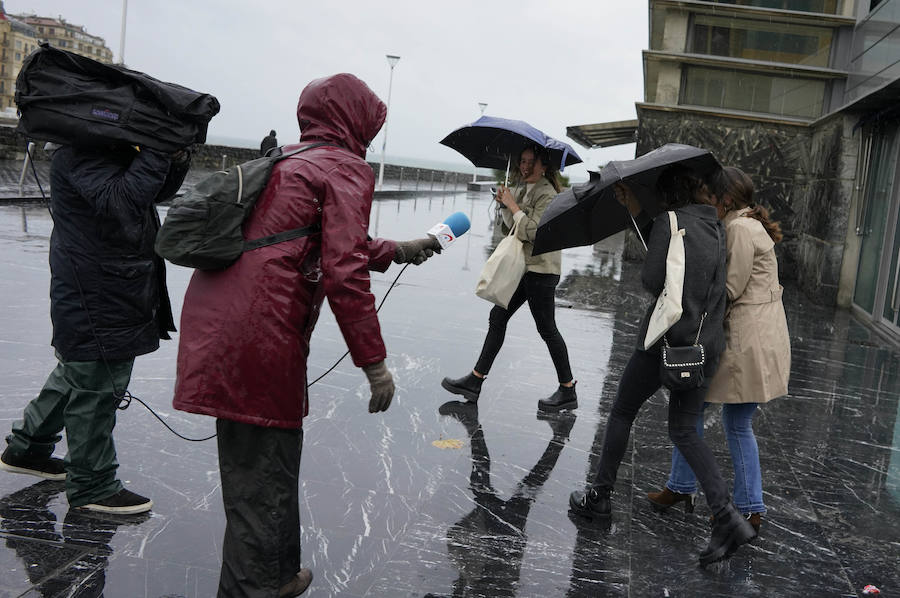 El Departamento vasco de Seguridad mantiene para este jueves tres avisos amarillos: uno para la navegación en las dos primeras millas, otro por fuertes vientos que podrían alcanzar los 100 kilómetros por hora y un tercero por impacto de olas de hasta 5 metros en la costa. A esta situación se unen las intensas precipitaciones. El temporal ha obligado al cierre del Paseo Nuevo para vehículos y peatones hasta las 8.00 horas del viernes