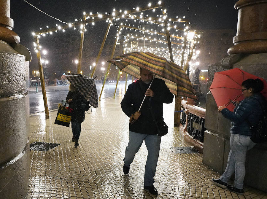 El Departamento vasco de Seguridad mantiene para este jueves tres avisos amarillos: uno para la navegación en las dos primeras millas, otro por fuertes vientos que podrían alcanzar los 100 kilómetros por hora y un tercero por impacto de olas de hasta 5 metros en la costa. A esta situación se unen las intensas precipitaciones. El temporal ha obligado al cierre del Paseo Nuevo para vehículos y peatones hasta las 8.00 horas del viernes