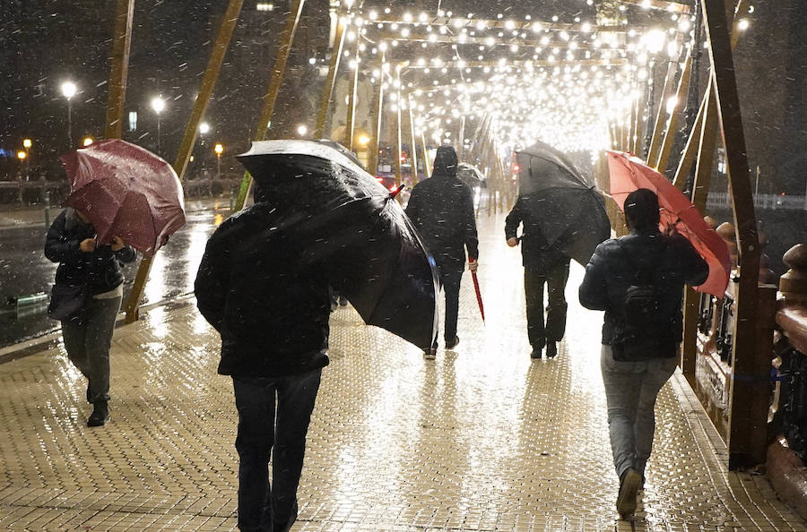 El Departamento vasco de Seguridad mantiene para este jueves tres avisos amarillos: uno para la navegación en las dos primeras millas, otro por fuertes vientos que podrían alcanzar los 100 kilómetros por hora y un tercero por impacto de olas de hasta 5 metros en la costa. A esta situación se unen las intensas precipitaciones. El temporal ha obligado al cierre del Paseo Nuevo para vehículos y peatones hasta las 8.00 horas del viernes