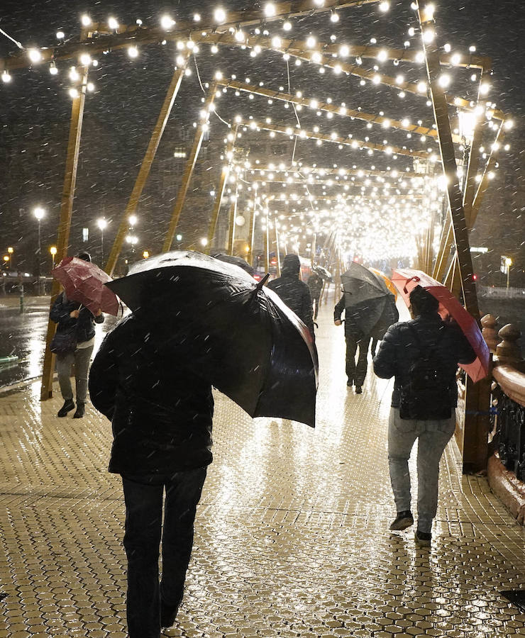 El Departamento vasco de Seguridad mantiene para este jueves tres avisos amarillos: uno para la navegación en las dos primeras millas, otro por fuertes vientos que podrían alcanzar los 100 kilómetros por hora y un tercero por impacto de olas de hasta 5 metros en la costa. A esta situación se unen las intensas precipitaciones. El temporal ha obligado al cierre del Paseo Nuevo para vehículos y peatones hasta las 8.00 horas del viernes
