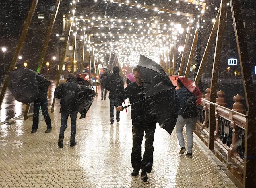 El Departamento vasco de Seguridad mantiene para este jueves tres avisos amarillos: uno para la navegación en las dos primeras millas, otro por fuertes vientos que podrían alcanzar los 100 kilómetros por hora y un tercero por impacto de olas de hasta 5 metros en la costa. A esta situación se unen las intensas precipitaciones. El temporal ha obligado al cierre del Paseo Nuevo para vehículos y peatones hasta las 8.00 horas del viernes