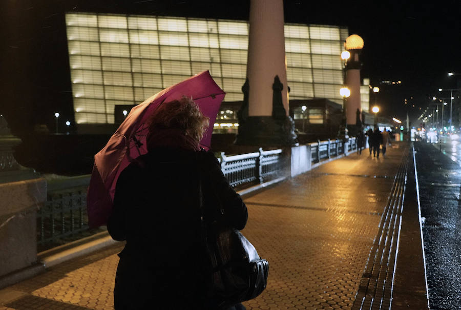 El Departamento vasco de Seguridad mantiene para este jueves tres avisos amarillos: uno para la navegación en las dos primeras millas, otro por fuertes vientos que podrían alcanzar los 100 kilómetros por hora y un tercero por impacto de olas de hasta 5 metros en la costa. A esta situación se unen las intensas precipitaciones. El temporal ha obligado al cierre del Paseo Nuevo para vehículos y peatones hasta las 8.00 horas del viernes