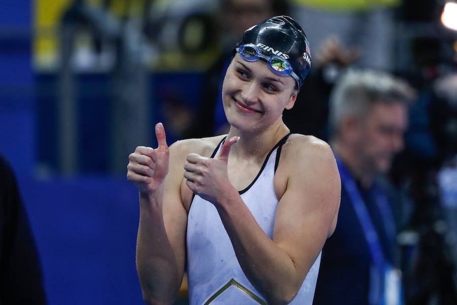 La estadounidense Olivia Smoliga celebra la victoria conseguida en la final de los 100 metros espalda del Campeonato Mundial de Natación en Piscina Corta, disputado en Hangzhou, China. 