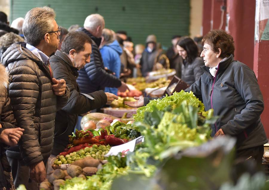 La Feria de Santa Lucía se ha celebrado este jueves con gran éxito en Zumarraga y Urretxu, con 414 puestos de venta de productos agrícolas, ganaderos, de repostería y artesanía.