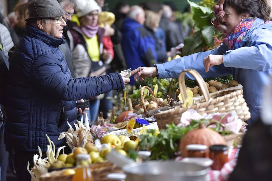 La Feria de Santa Lucía se ha celebrado este jueves con gran éxito en Zumarraga y Urretxu, con 414 puestos de venta de productos agrícolas, ganaderos, de repostería y artesanía.