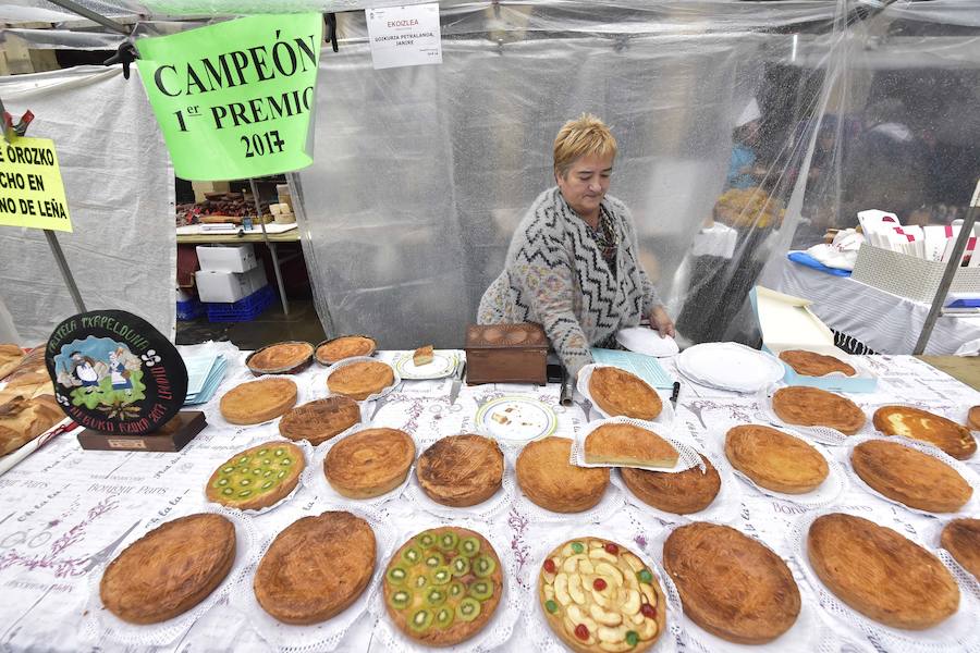 La Feria de Santa Lucía se ha celebrado este jueves con gran éxito en Zumarraga y Urretxu, con 414 puestos de venta de productos agrícolas, ganaderos, de repostería y artesanía.