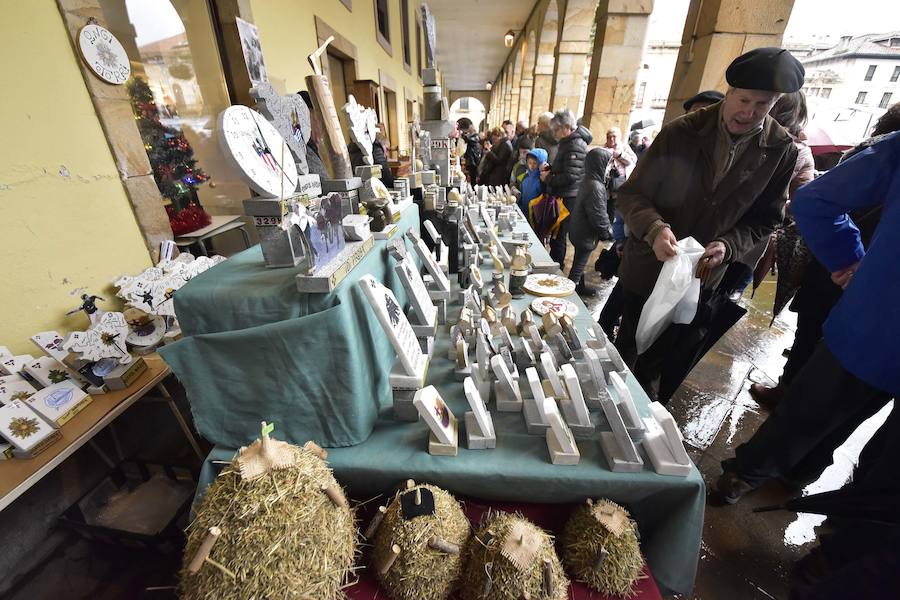 La Feria de Santa Lucía se ha celebrado este jueves con gran éxito en Zumarraga y Urretxu, con 414 puestos de venta de productos agrícolas, ganaderos, de repostería y artesanía.