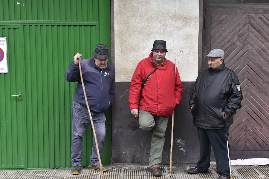 La Feria de Santa Lucía se ha celebrado este jueves con gran éxito en Zumarraga y Urretxu, con 414 puestos de venta de productos agrícolas, ganaderos, de repostería y artesanía.