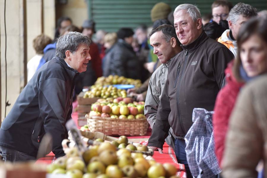 La Feria de Santa Lucía se ha celebrado este jueves con gran éxito en Zumarraga y Urretxu, con 414 puestos de venta de productos agrícolas, ganaderos, de repostería y artesanía.