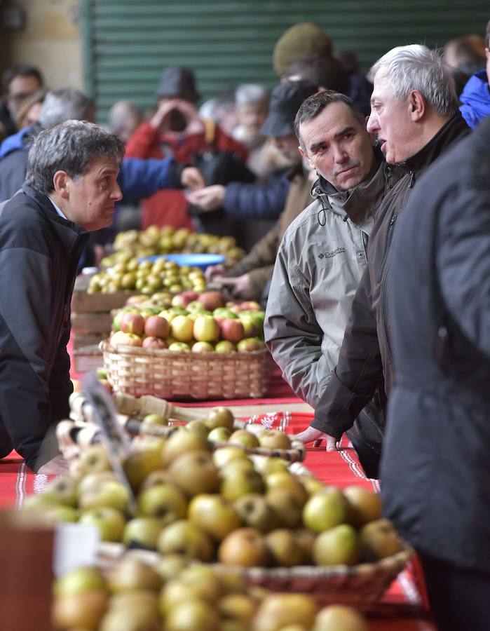 La Feria de Santa Lucía se ha celebrado este jueves con gran éxito en Zumarraga y Urretxu, con 414 puestos de venta de productos agrícolas, ganaderos, de repostería y artesanía.