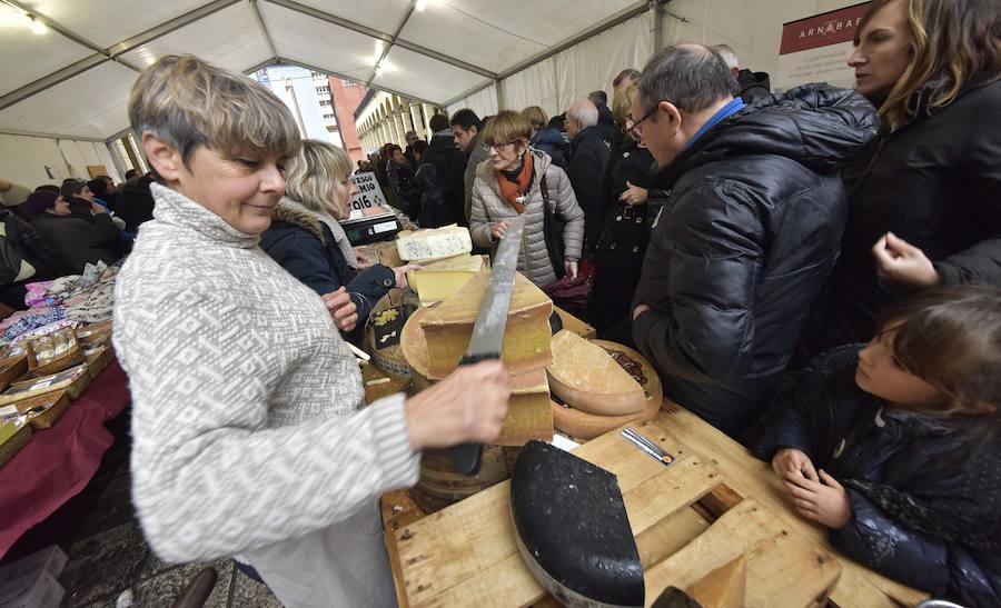 La Feria de Santa Lucía se ha celebrado este jueves con gran éxito en Zumarraga y Urretxu, con 414 puestos de venta de productos agrícolas, ganaderos, de repostería y artesanía.