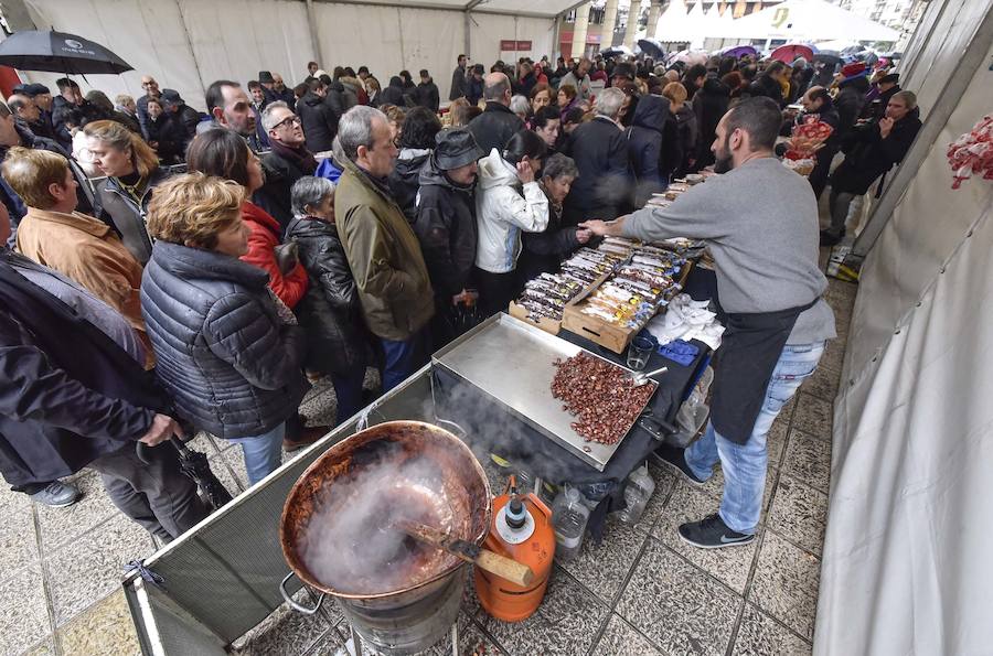 La Feria de Santa Lucía se ha celebrado este jueves con gran éxito en Zumarraga y Urretxu, con 414 puestos de venta de productos agrícolas, ganaderos, de repostería y artesanía.