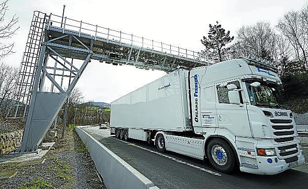 Un camión atraviesa el arco de Andoain de la N-1, que pasará de cobrar 2,2 kilómetros a gravar 5,37 en virtud de la nueva norma foral.