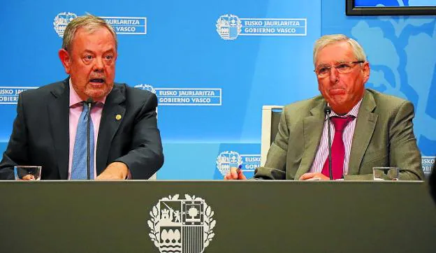 El consejero de Hacienda, Pedro Azpiazu, y el viceconsejero Alberto Alberdi, ayer en Lehendakaritza.