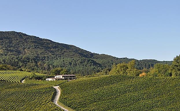 Se encuentra en un lugar idílico, en las faldas de Jaizkibel. 