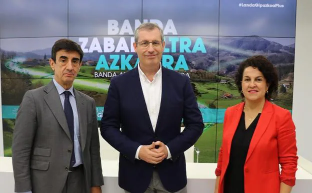 Javier Zorrilla director general de Territorio Norte de Telefónica; Markel Olano, diputado general de Gipñuzkoa y Ainhoa Aizpuru, diputada foral de Promoción Económica, Medio Rural y Equilibrio Territorial. 