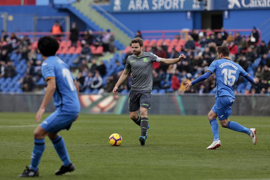 Illarramendi conduce el balón en el centro del campo